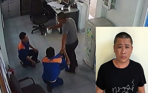 Khách bắt nhân viên, trưởng cây xăng quỳ xuống, lấy bình trà đập vào mặt