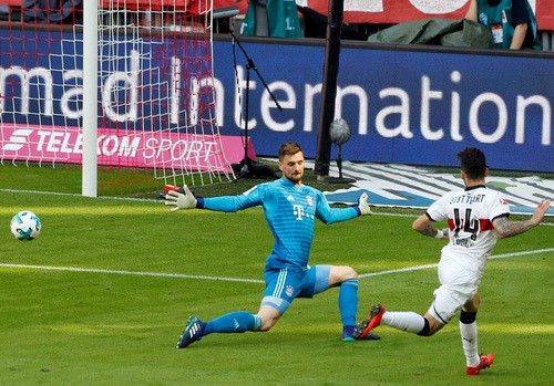 Thua thảm Stuttgart, Bayern Munich đăng quang với m&agrave;n tắm bia - Ảnh 3.