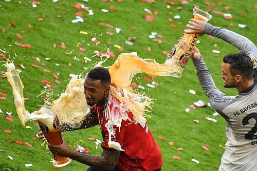 Thua thảm Stuttgart, Bayern Munich đăng quang với m&agrave;n tắm bia - Ảnh 6.