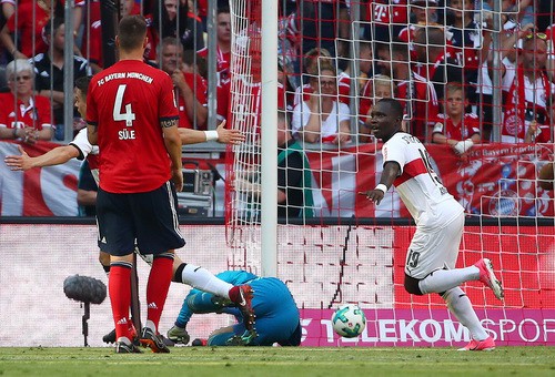 Thua thảm Stuttgart, Bayern Munich đăng quang với m&agrave;n tắm bia - Ảnh 2.