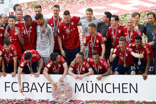 Thua thảm Stuttgart, Bayern Munich đăng quang với m&agrave;n tắm bia - Ảnh 9.