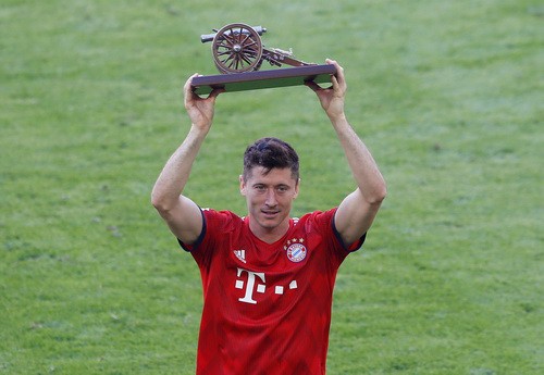 FIFA The Best 2020: Đánh bại Ronaldo và Messi, Lewandowski lên đỉnh thế giới