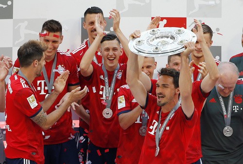 Thua thảm Stuttgart, Bayern Munich đăng quang với màn tắm bia