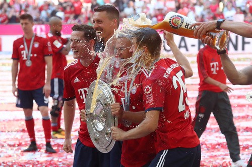 Thua thảm Stuttgart, Bayern Munich đăng quang với m&agrave;n tắm bia - Ảnh 7.