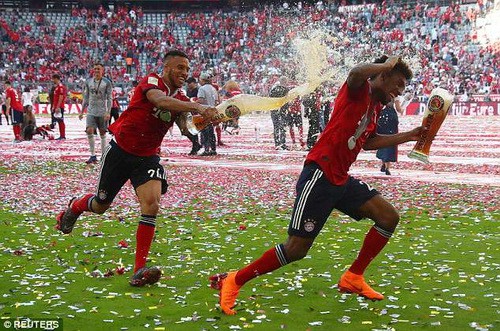Thua thảm Stuttgart, Bayern Munich đăng quang với m&agrave;n tắm bia - Ảnh 5.
