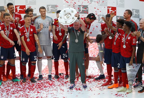 Thua thảm Stuttgart, Bayern Munich đăng quang với m&agrave;n tắm bia - Ảnh 10.