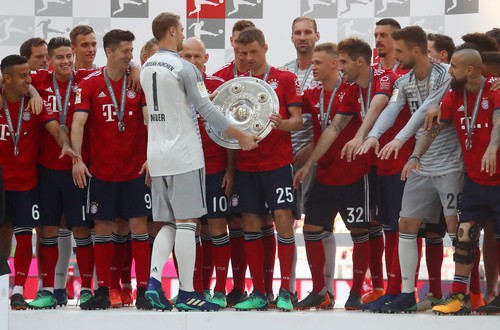 Thua thảm Stuttgart, Bayern Munich đăng quang với m&agrave;n tắm bia - Ảnh 8.