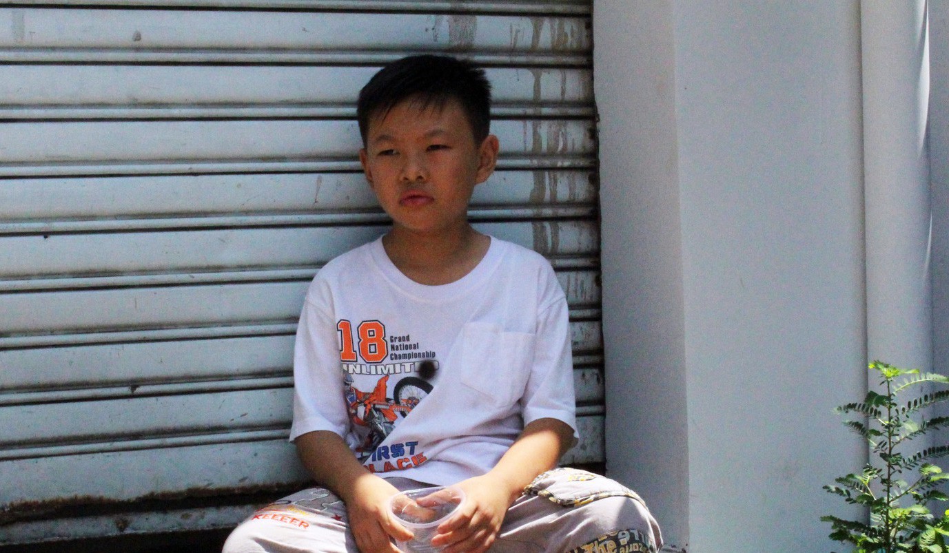Nghẹn lòng giây phút con trai "hiệp sĩ" nhận thi thể cha