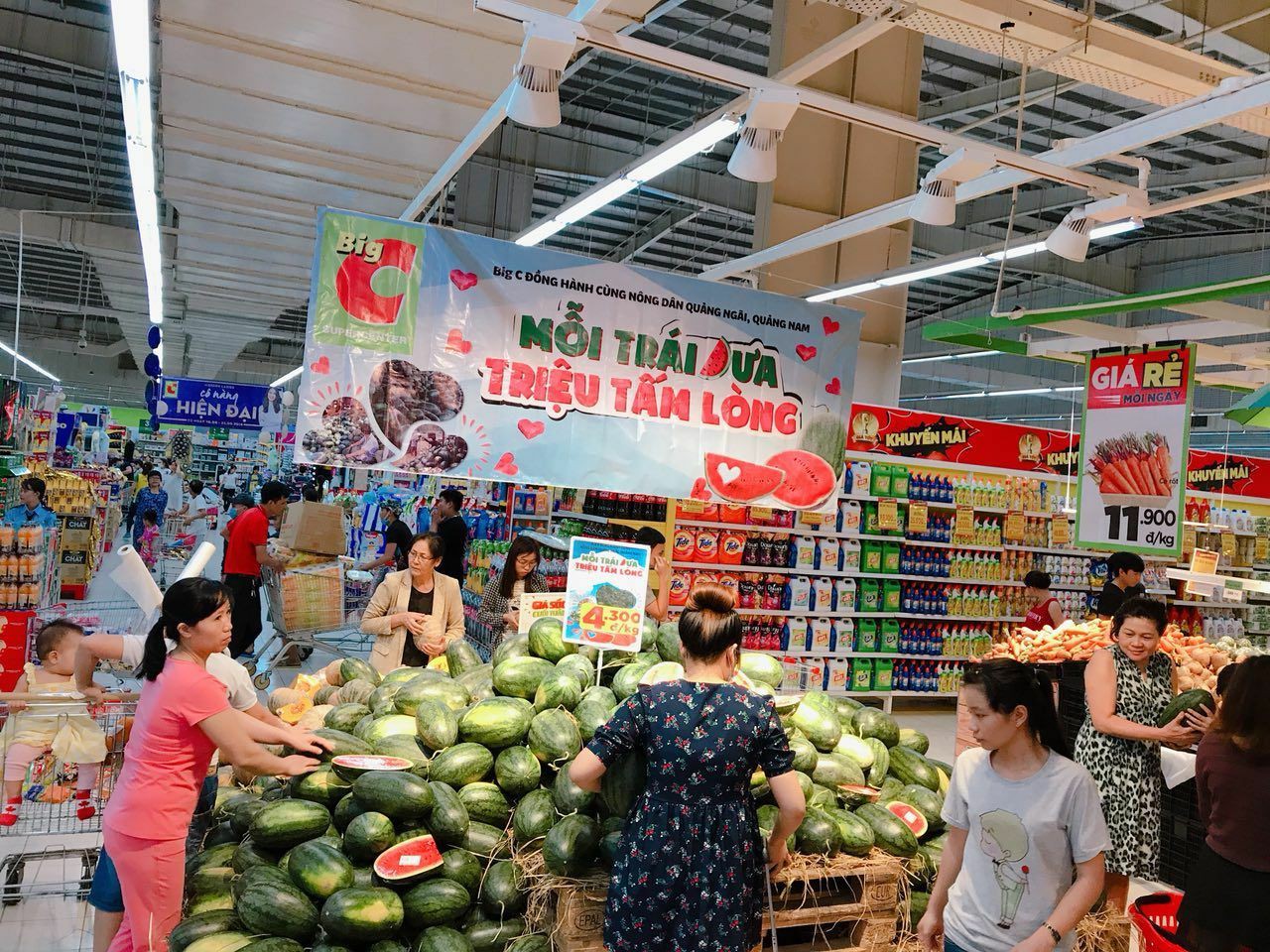 Siêu thị đồng loạt tham gia "giải cứu" dưa hấu, bí đỏ