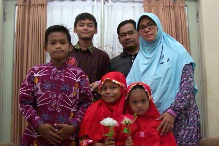 Tiết lộ về gia đình 6 người đánh bom nhà thờ ở Indonesia - Ảnh 1.