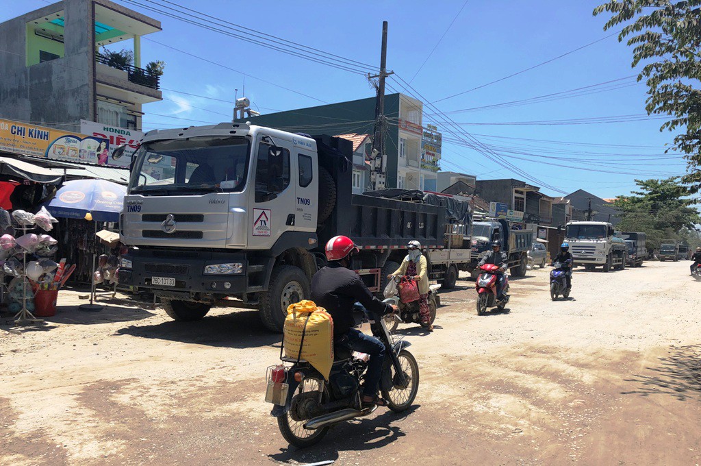 D&acirc;n đứng th&agrave;nh h&agrave;ng r&agrave;o chặn xe g&acirc;y bụi, bị nh&oacute;m x&atilde; hội đen hăm dọa - Ảnh 4.