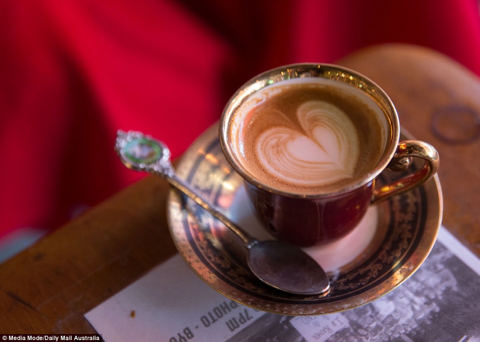 Mẹ bầu dùng caffeine: ảnh hưởng con nhiều năm sau