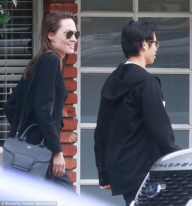 Pax Thi&ecirc;n điển trai hộ tống mẹ nu&ocirc;i Angelina Jolie đi ăn trưa - Ảnh 3.
