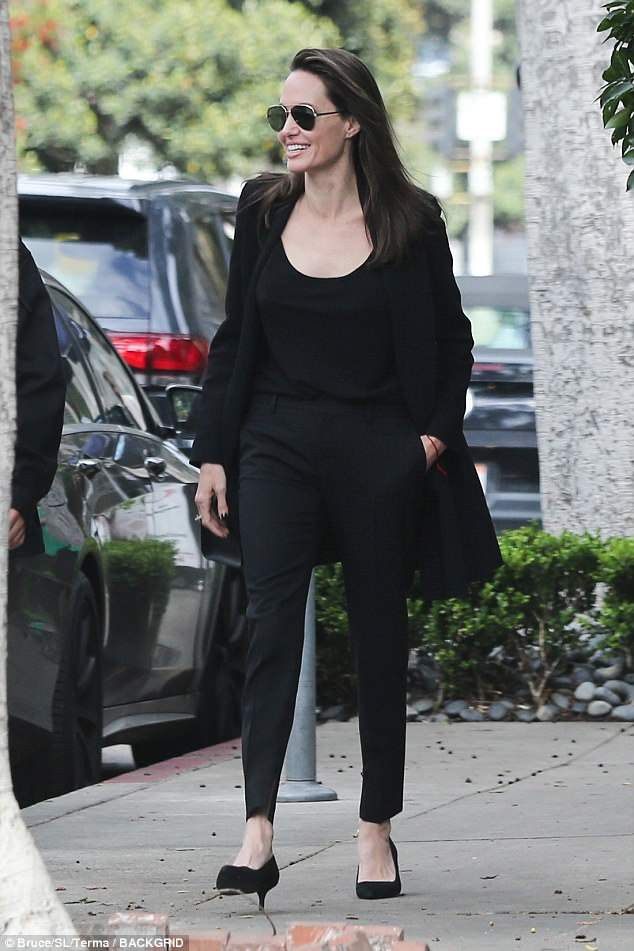 Pax Thi&ecirc;n điển trai hộ tống mẹ nu&ocirc;i Angelina Jolie đi ăn trưa - Ảnh 4.