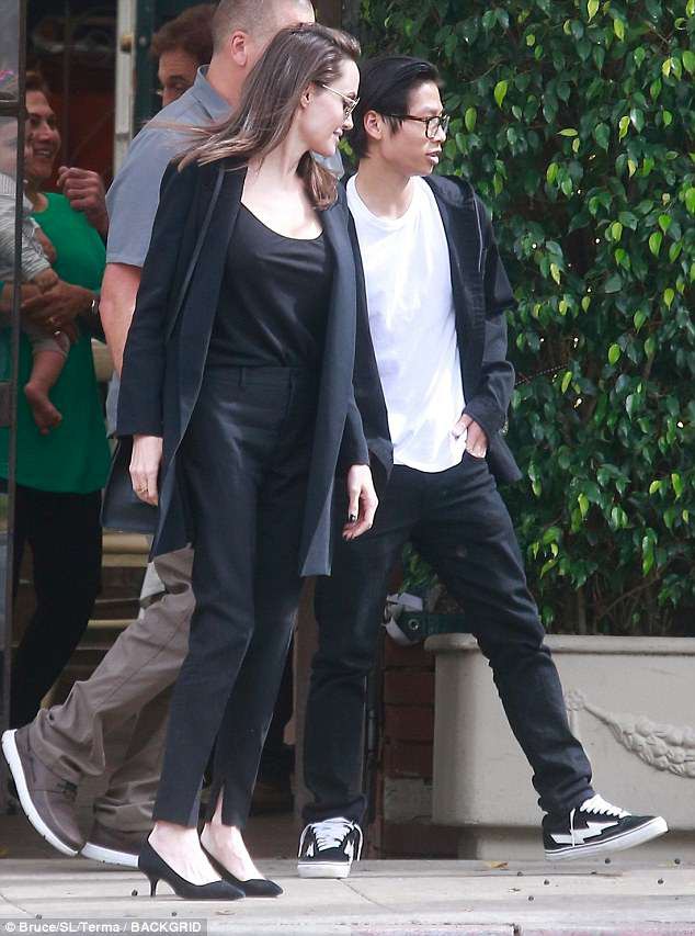 Pax Thi&ecirc;n điển trai hộ tống mẹ nu&ocirc;i Angelina Jolie đi ăn trưa - Ảnh 2.