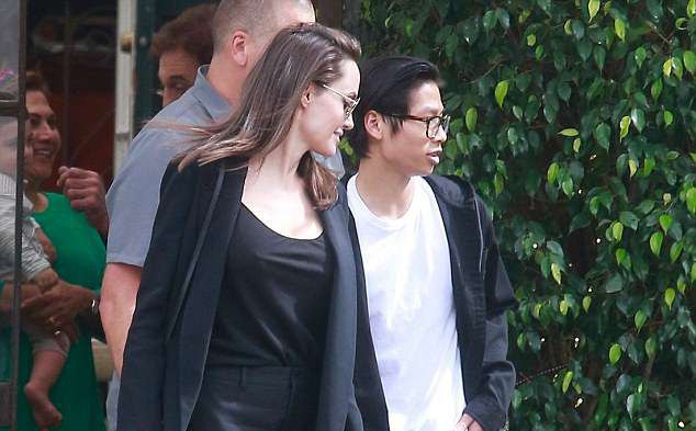 Pax Thiên điển trai hộ tống mẹ nuôi Angelina Jolie đi ăn trưa