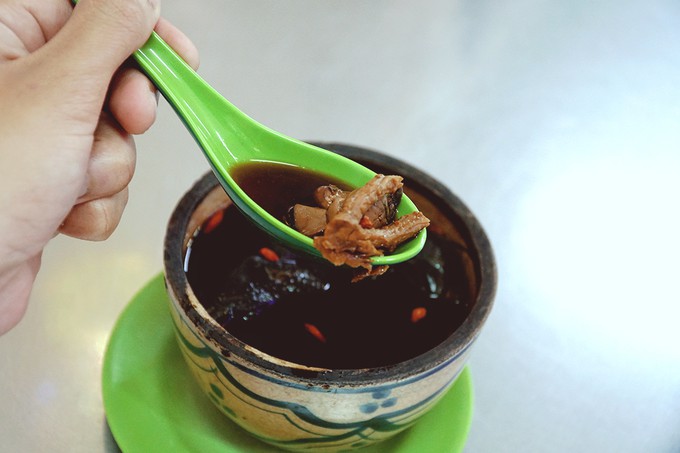 Qu&aacute;n g&agrave; &aacute;c tiềm thuốc bắc gốc Quảng Đ&ocirc;ng ba đời ở S&agrave;i G&ograve;n - Ảnh 8.