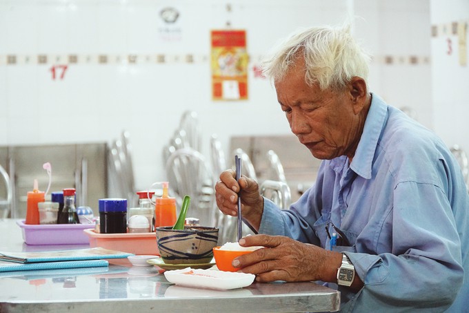 Qu&aacute;n g&agrave; &aacute;c tiềm thuốc bắc gốc Quảng Đ&ocirc;ng ba đời ở S&agrave;i G&ograve;n - Ảnh 9.