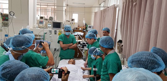 Trưởng nh&oacute;m hiệp sĩ bị đ&acirc;m thủng gan, tim đ&atilde; qua nguy kịch - Ảnh 1.