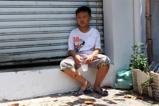 Nghẹn lòng giây phút con trai hiệp sĩ nhận thi thể cha - Ảnh 2.