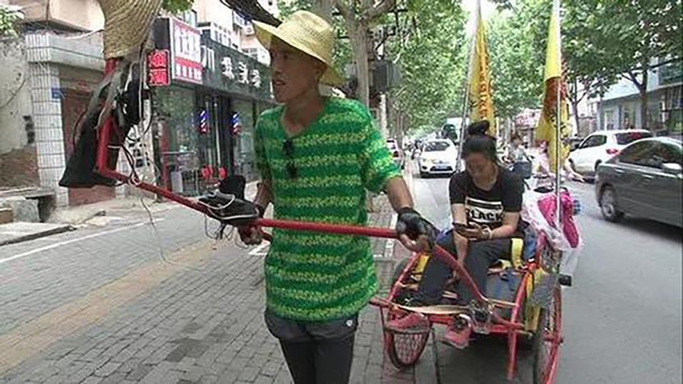 Chàng trai kéo xe vượt 2.000 km đưa bạn gái ra biển