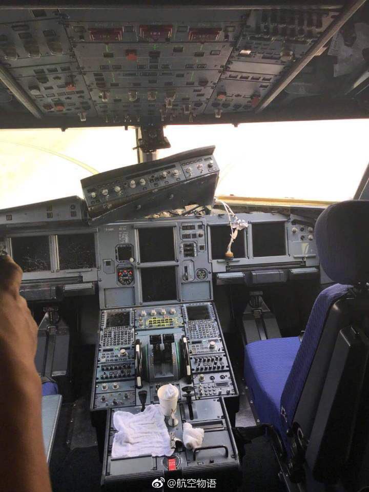 Rơi kính chắn gió buồng lái máy bay, cơ phó bị hút nửa người ra ngoài - Ảnh 2.