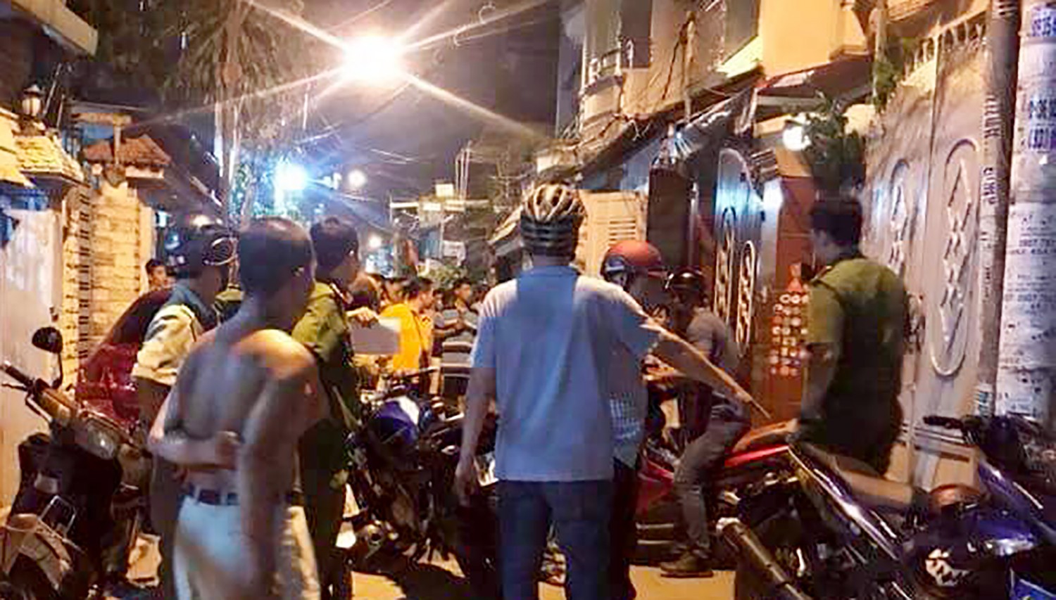 Đâm chết "hiệp sĩ", Tài "mụn" vui vẻ đi nhậu với bạn