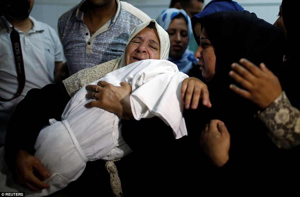 Ngày đẫm máu ở Gaza: Bé 8 tháng tuổi thiệt mạng vì khí cay