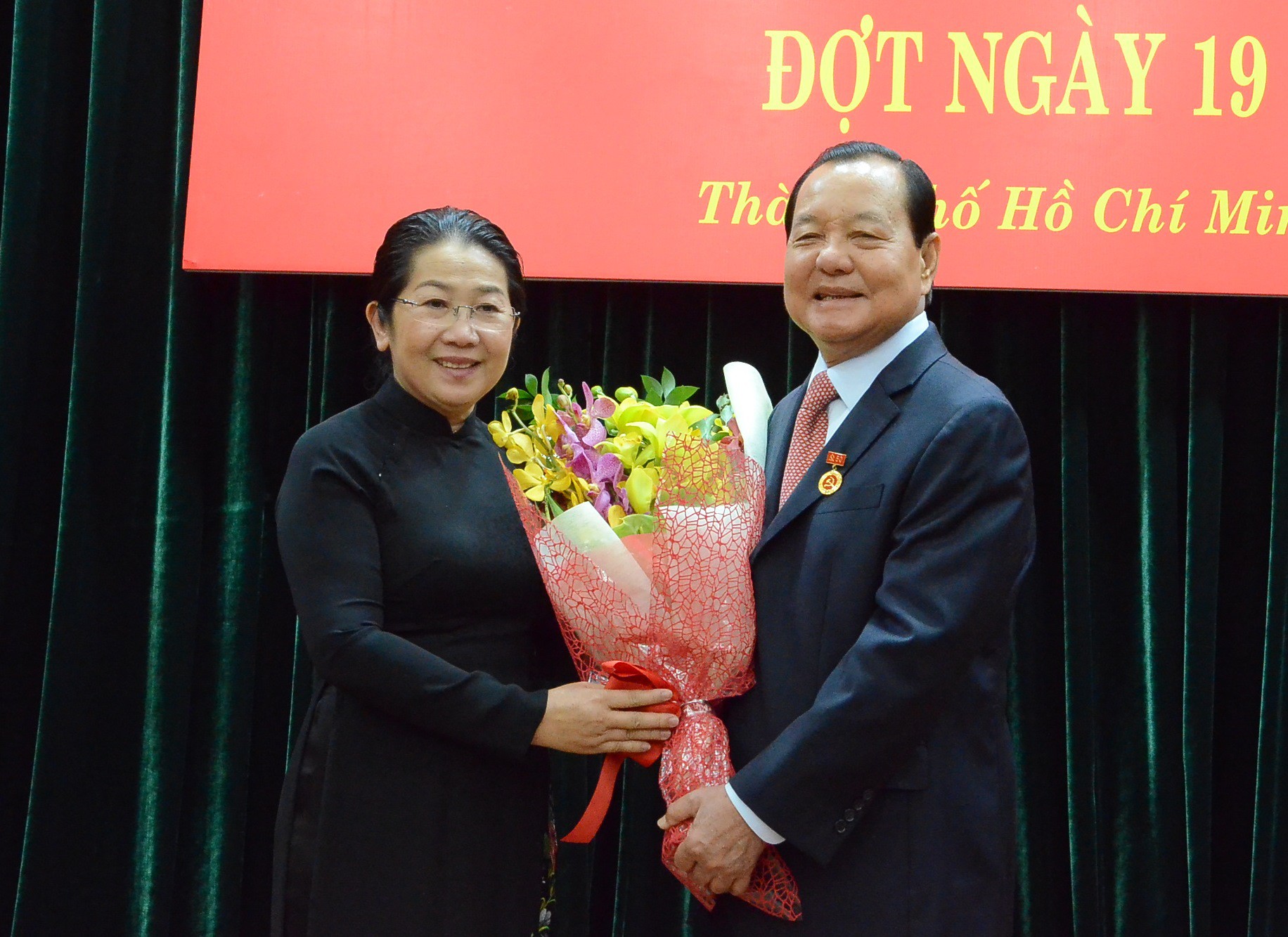&Ocirc;ng L&ecirc; Thanh Hải nhận huy hiệu 50 năm tuổi Đảng - Ảnh 2.