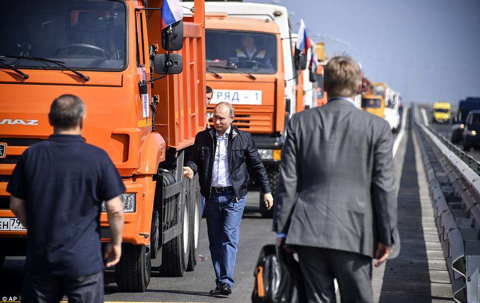 Tổng thống Putin l&aacute;i xe tải qua cầu nối Nga v&agrave; Crimea - Ảnh 2.