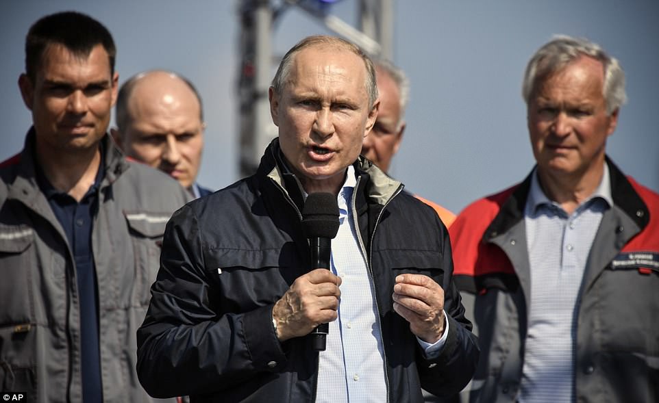 Tổng thống Putin l&aacute;i xe tải qua cầu nối Nga v&agrave; Crimea - Ảnh 3.