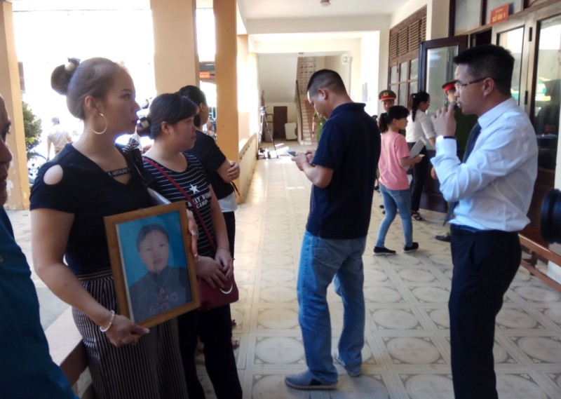 Cựu gi&aacute;m đốc BV H&ograve;a B&igrave;nh lại vắng mặt tại t&ograve;a vụ 8 người chạy thận tử vong - Ảnh 2.