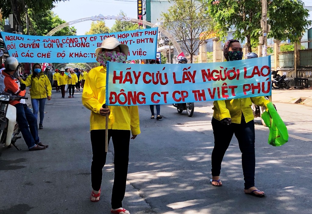 Bị nợ lương, hàng chục công nhân cầm băng rôn kéo ra đường... cầu cứu