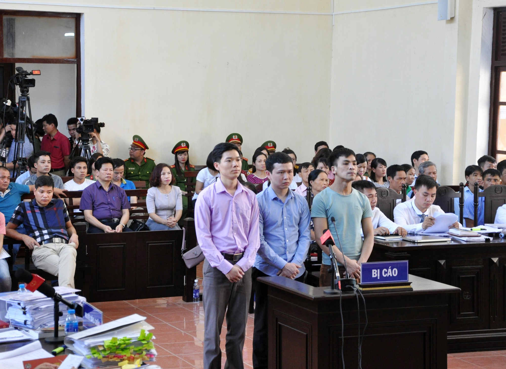 Vụ 8 bệnh nhân chạy thận tử vong: BS Lương giữ quyền im lặng