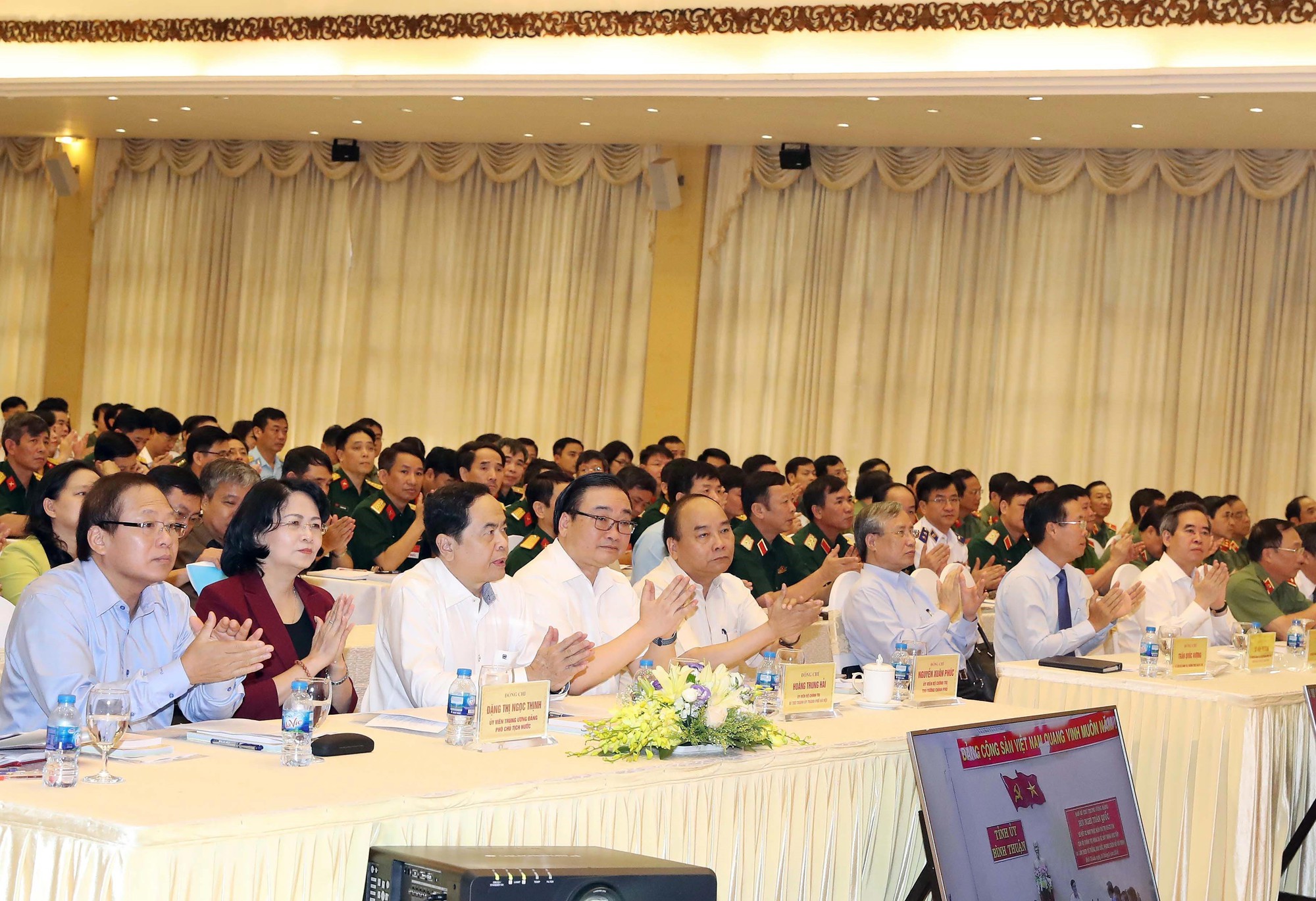 Cán bộ phải đặt mình là "công bộc" của dân
