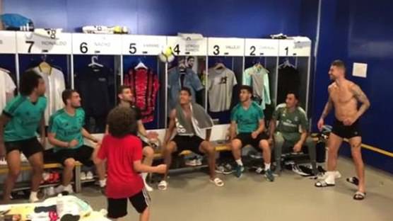 Xem con trai Marcelo "đánh tennis" bằng đầu với dàn sao Real