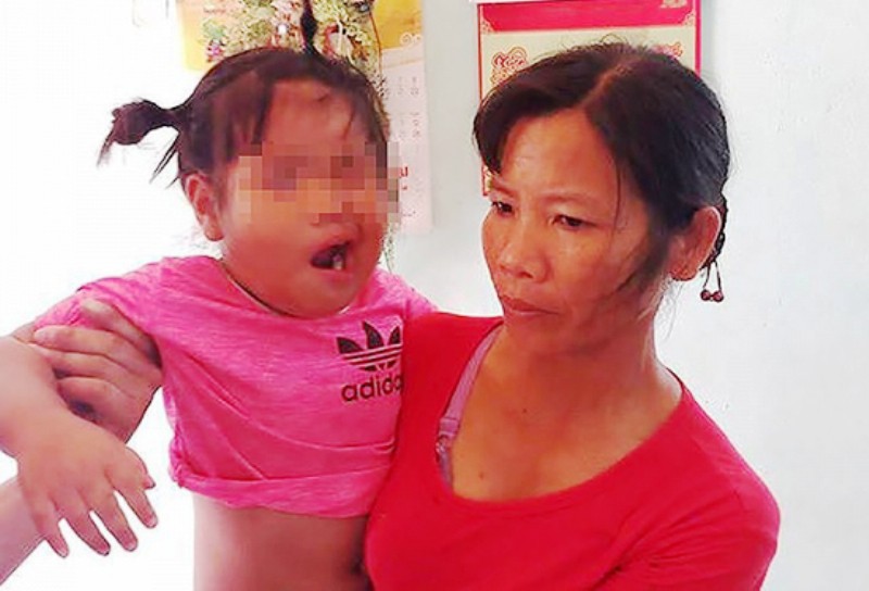 Cô giáo bị tố đánh bé 3 tuổi dẫn tới co giật, méo miệng