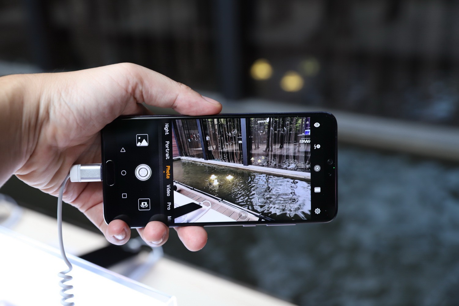 Smartphone P20 Pro 3 ống k&iacute;nh thay thế m&aacute;y ảnh - Ảnh 1.
