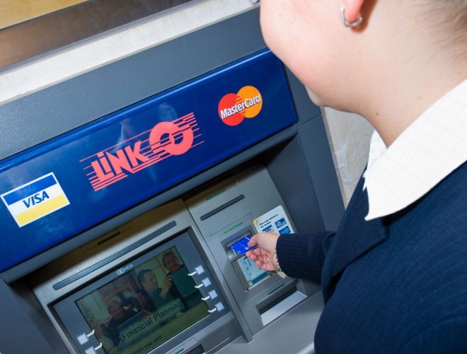 Người dùng thẻ ATM ở các nước có trả phí rút tiền?