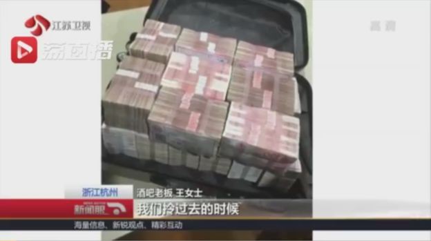 Chia tay, trả người yêu cũ vali đầy tiền