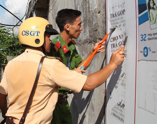 Cần Thơ ra quân thu gom tờ rơi, quảng cáo cho vay nặng lãi