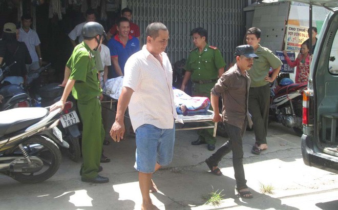 Con gái đâm chết mẹ ruột khi đang ngủ
