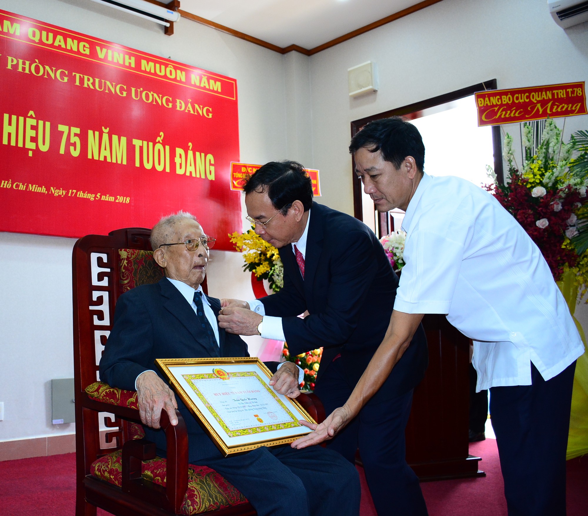Nhà tình báo huyền thoại Mười Hương nhận Huy hiệu 75 năm tuổi Đảng