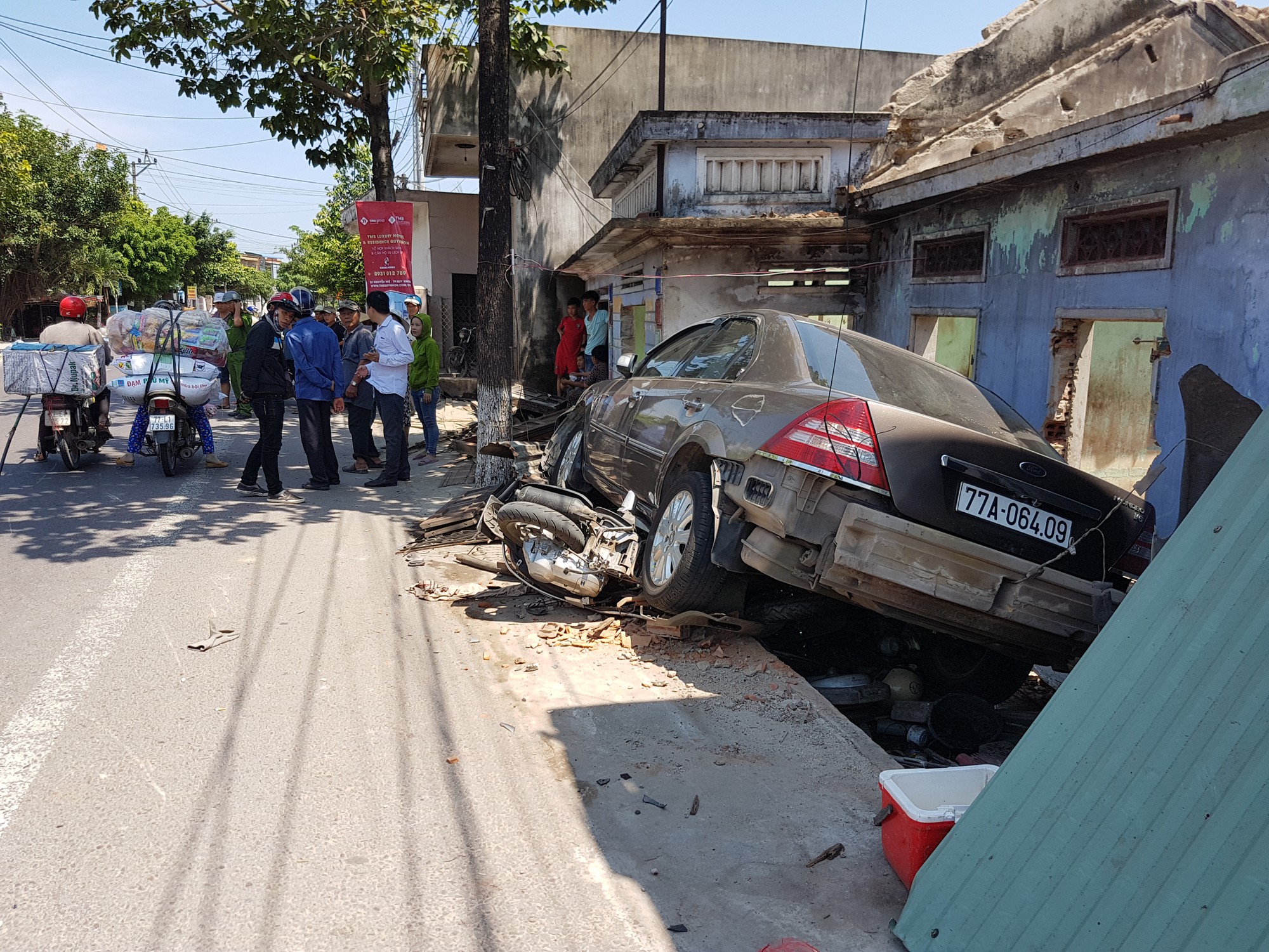 Bình Định: Một ngày xảy ra 2 vụ ô tô tông sập nhà dân