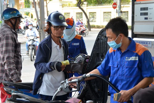 Chưa phải l&uacute;c tăng thuế m&ocirc;i trường xăng dầu - Ảnh 1.
