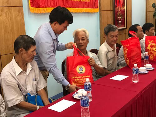Tặng quà công nhân bị tai nạn lao động