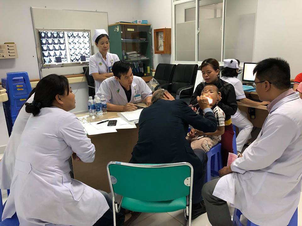 8 giờ cứu 2 bé dị dạng nặng đầu và mặt - Ảnh 2.