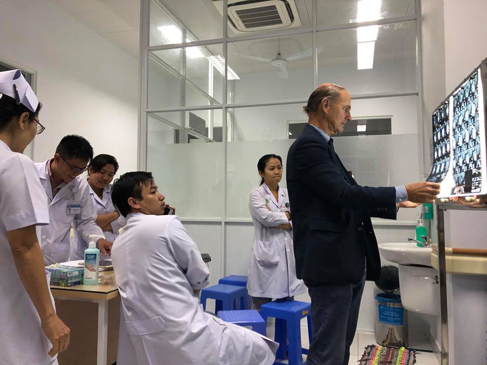 8 giờ cứu 2 bé dị dạng nặng đầu và mặt