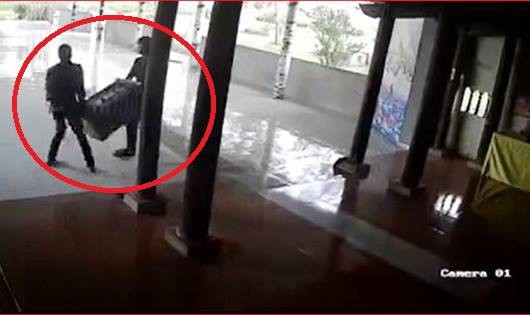 Video 2 thanh niên táo tợn vào chùa khiêng trộm hòm công đức