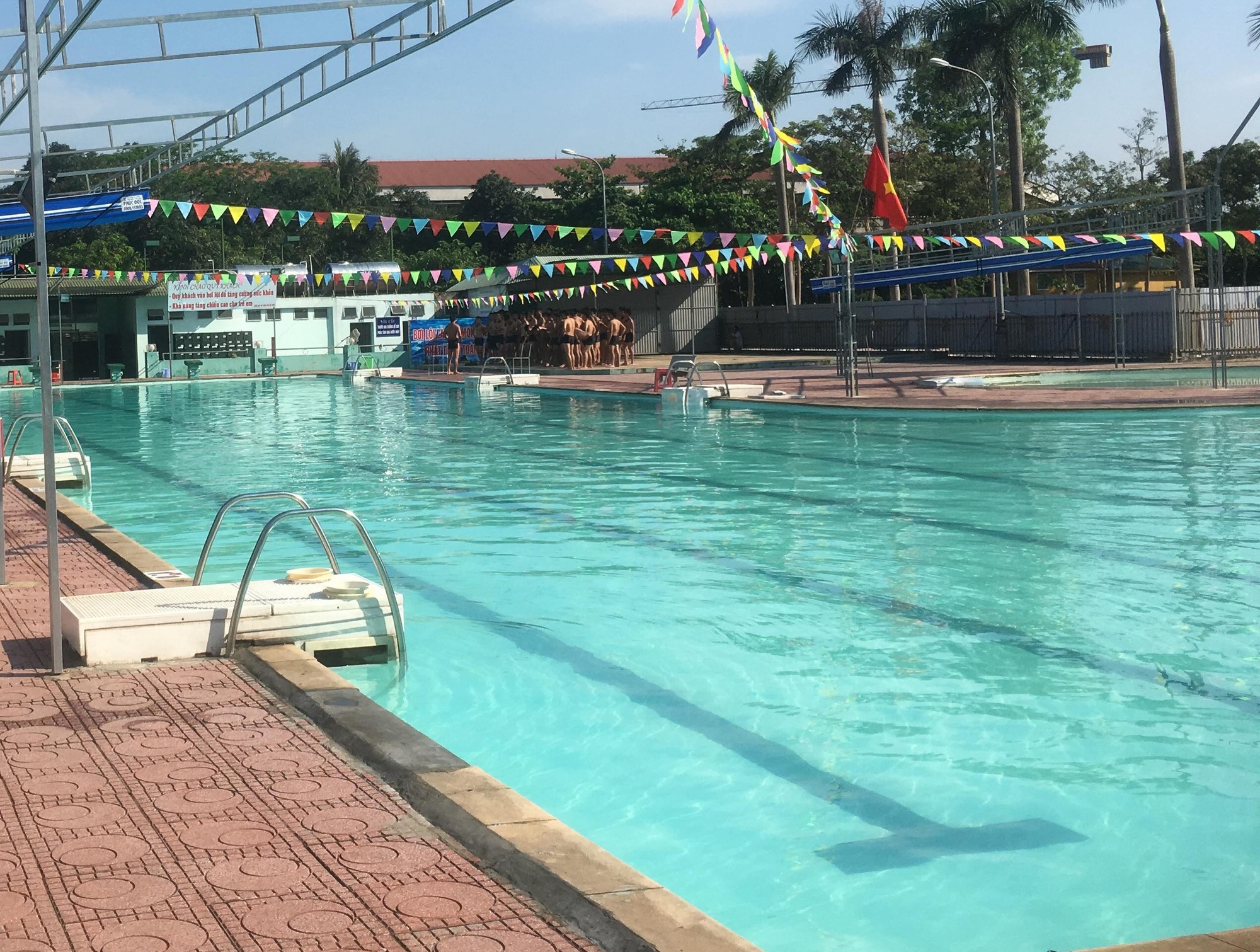 Tắm bể bơi, 1 phụ nữ bất ngờ bị điện giật nhập viện